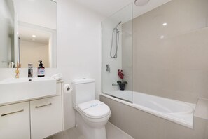 シャワー、ヘアドライヤー、タオル