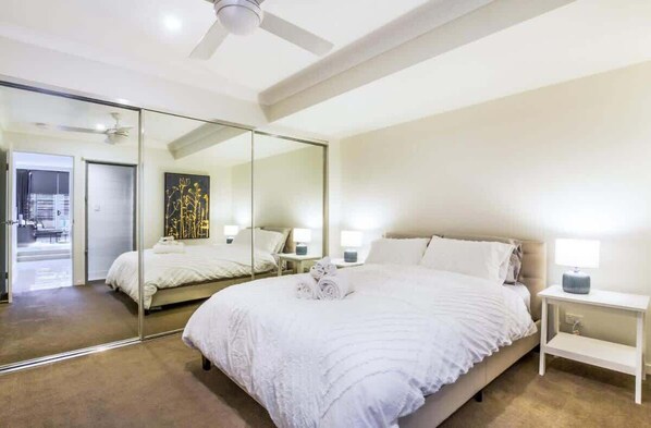 3 Schlafzimmer, Schreibtisch, Bügeleisen/Bügelbrett, Reisekinderbett