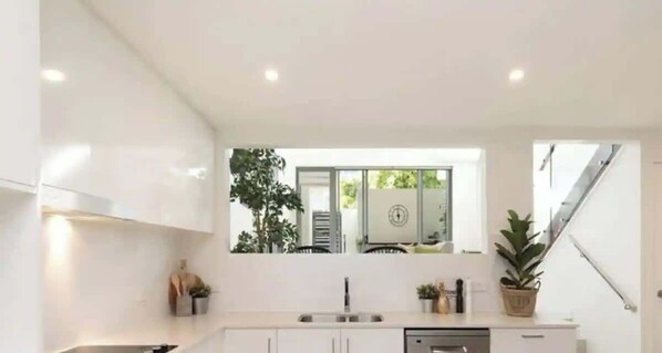 Køleskab, mikrobølgeovn, ovn, kogeplade