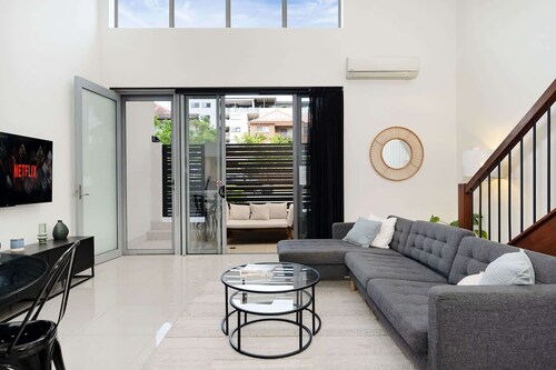 3 Bathrooms|5km City & Airport|Huge Townhouse