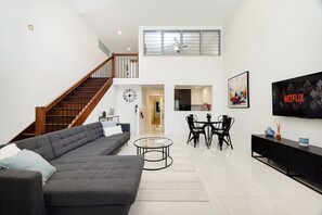 Fernseher, Bücher, Arbeitsbereiche