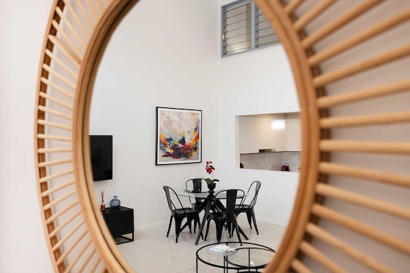 Dining - Huge Townhouse|3 Bathrooms|5km City & Airport (Wooloowin)