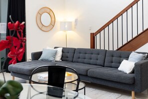 Fernseher, Bücher, Arbeitsbereiche