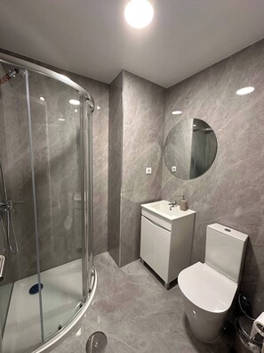 Room, 1 Bedroom | Bathroom - Room in Guest Room - Private Room 3 Near Beach Metro (Povoa De Varzim)