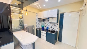 Estudi en suite de luxe, vistes a la ciutat | 1 dormitori, escriptori i espai de treball apte per a portàtils