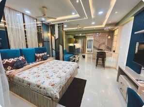 1 bedroom, desk, laptop workspace, free WiFi
