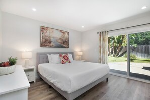 3 soverom, skrivebord, strykejern/-brett og reiseseng for barn