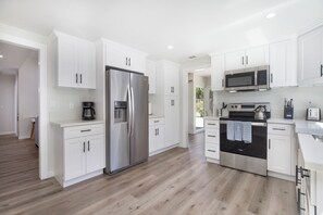 Kylskåp, mikrovågsugn, ugn och spishäll