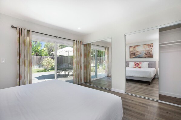 3 sovrum, skrivbord, strykjärn/strykbräda och resesäng