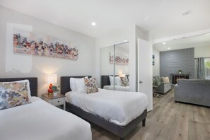 3 sovrum, skrivbord, strykjärn/strykbräda och resesäng