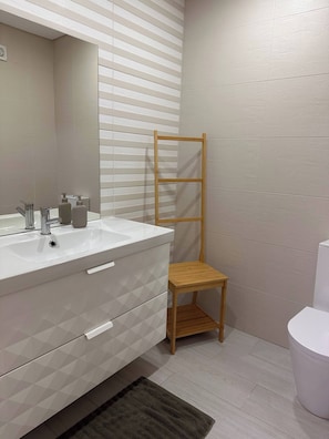 Bathroom - Room in Guest Room - Private Room, Shared Bathroom 2 (Povoa De Varzim)