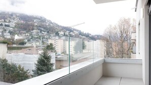 Ein Balkon mit Blick auf ein Wohngebiet und eine Baustelle.