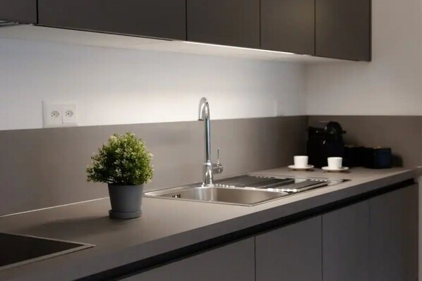 Fridge, microwave, oven, coffee/tea maker