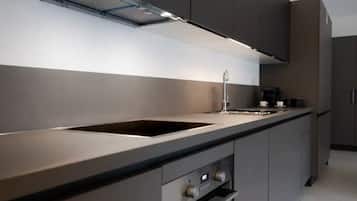 KĂŒhlschrank, Ofen, GeschirrspĂŒler, Wasserkocher mit Kaffee-/Teezubehör