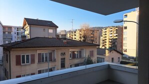 A residential building with a tiled roof, multiple windows, and balconies. - Cosy bilo close to the centre (Urban 9) (Lugano)