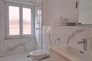 Ducha, secador de pelo, bidé y toallas