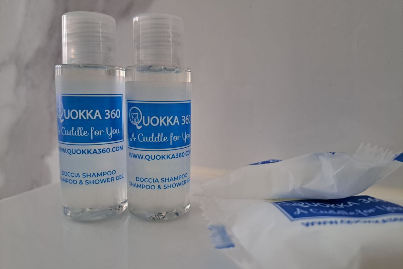 Två flaskor Quokka 360-schampo och ett paket schampo.