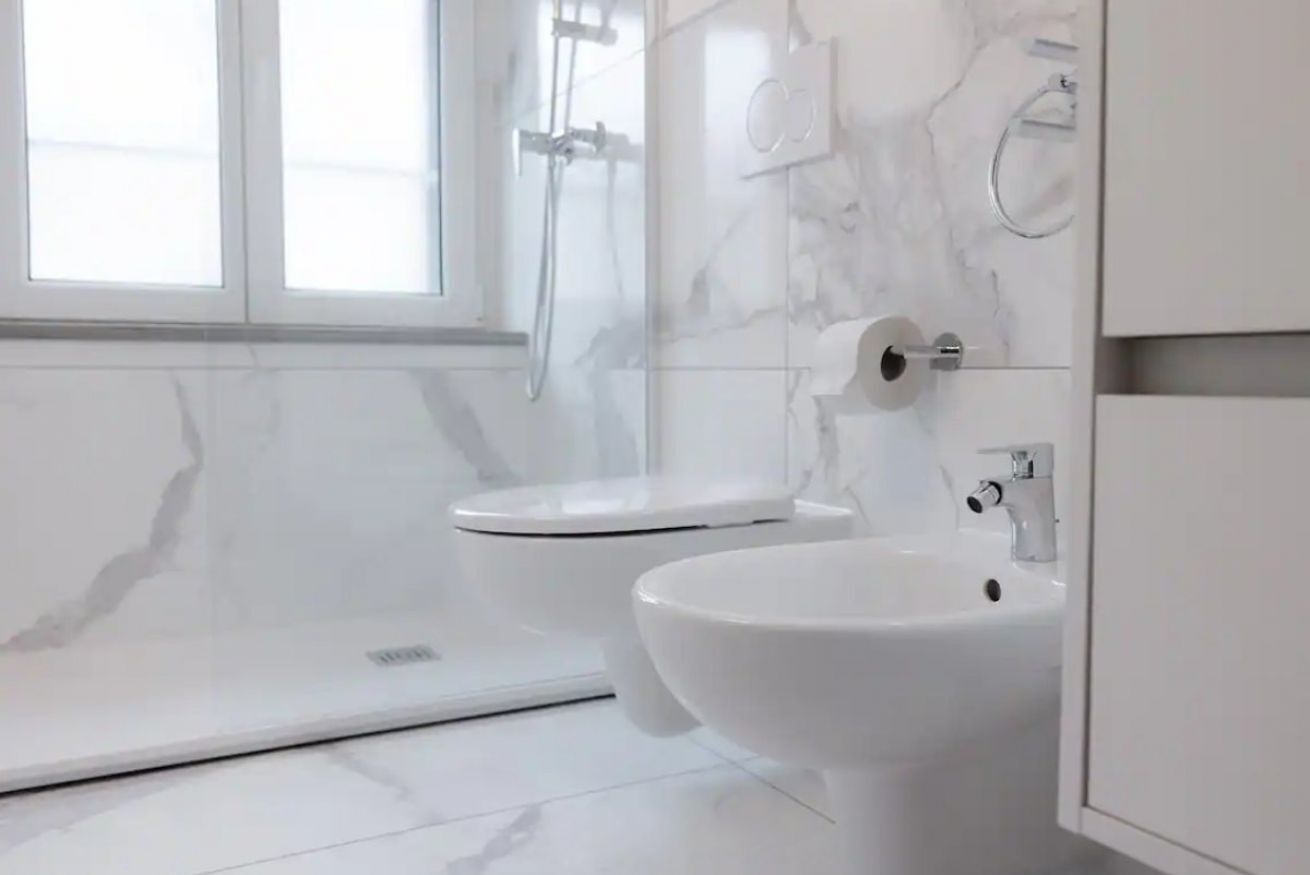 Douche, sèche-cheveux, bidet, serviettes fournies