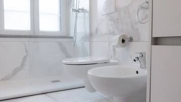 Douche, sèche-cheveux, bidet, serviettes fournies