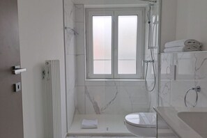 تجهيزات دش، مجففات شعر، مراحيض شطف، مناشف