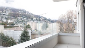 A balcony with a view of a residential area and a construction site. - Cosy bilo close to the centre (Urban 5) (Lugano)