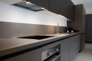 Fridge, oven, dishwasher, coffee/tea maker