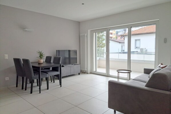 TV - Two-room apartment in new building in Lugano (Urban Residence 6) (Lugano)