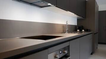 Refrigerador, horno, lavavajillas y cafetera y tetera