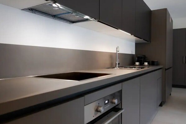 Fridge, oven, dishwasher, coffee/tea maker