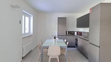 KĂŒhlschrank, Ofen, GeschirrspĂŒler, Wasserkocher mit Kaffee-/Teezubehör