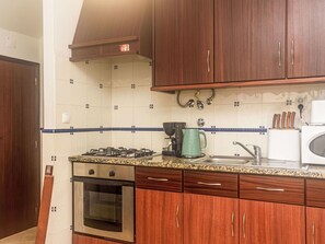 Micro-ondes, four, chaise haute