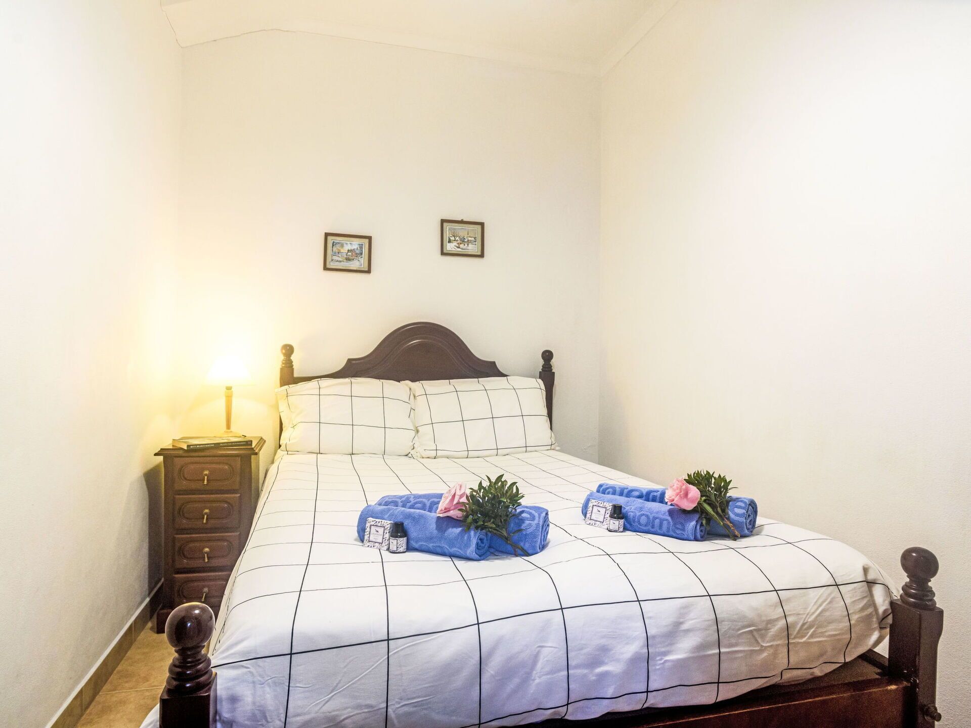 Fenêtre, Bâtiment, Surface De La Route, Ville, Route, Zone Résidentielle, Quartier, Rue, Asphalte, Ligne Aerienne De Puissance