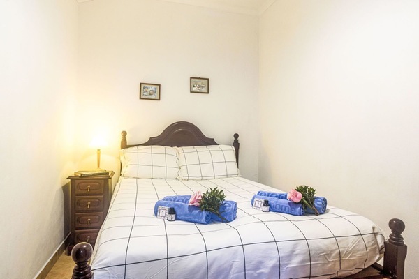 Fenêtre, Bâtiment, Surface De La Route, Ville, Route, Zone Résidentielle, Quartier, Rue, Asphalte, Ligne Aerienne De Puissance