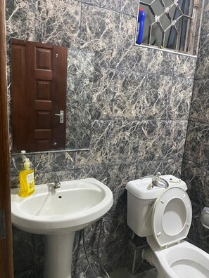 Ducha, artículos de tocador gratuitos, pantuflas, toallas