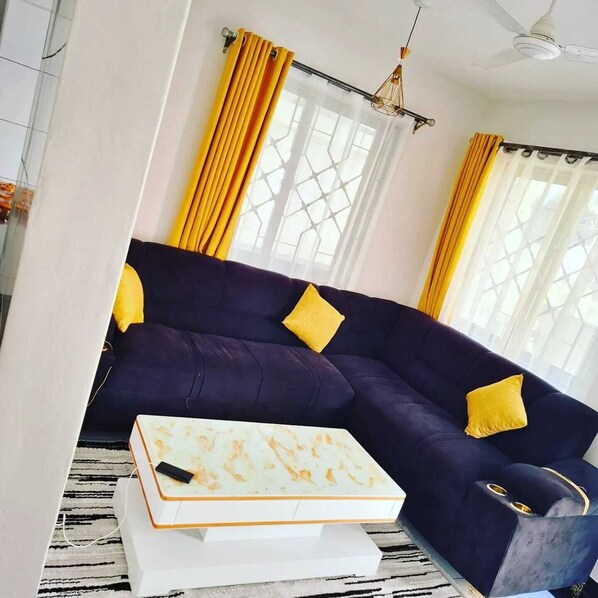Deluxe Apartment, City View | Living area