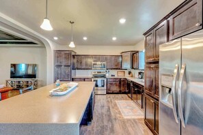 Réfrigérateur, four à micro-ondes, un four, surface de cuisson