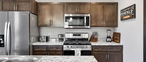 冷蔵庫、電子レンジ、オーブン、コンロ