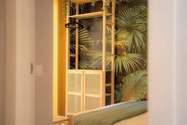 2 makuuhuonetta, tallelokero huoneessa, silitysrauta/-lauta