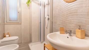 Doccia, asciugacapelli, bidet, asciugamani