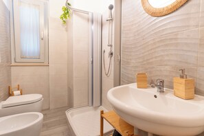 Douche, sèche-cheveux, bidet, serviettes fournies