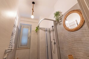 Shower, hair dryer, bidet, towels - Design Apartment with Garden (Roma)