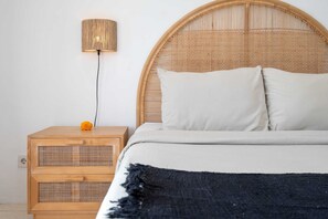 3 bedrooms, desk, laptop workspace, bed sheets - Villa Frank (Canggu)