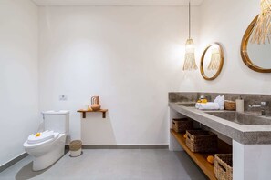 Basic Villa | Banyo | Duş, saç kurutma makinesi, havlu, sabun 