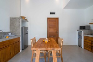 Basic-villa | Privat køkken | Køleskab, mikrobølgeovn, kogeplade, elkedel