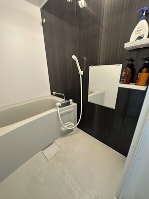 Quarto casal básico, para não fumantes (201) | Banheiro | Produtos de toalete grátis, secador de cabelo, toalhas de banho, shampoo