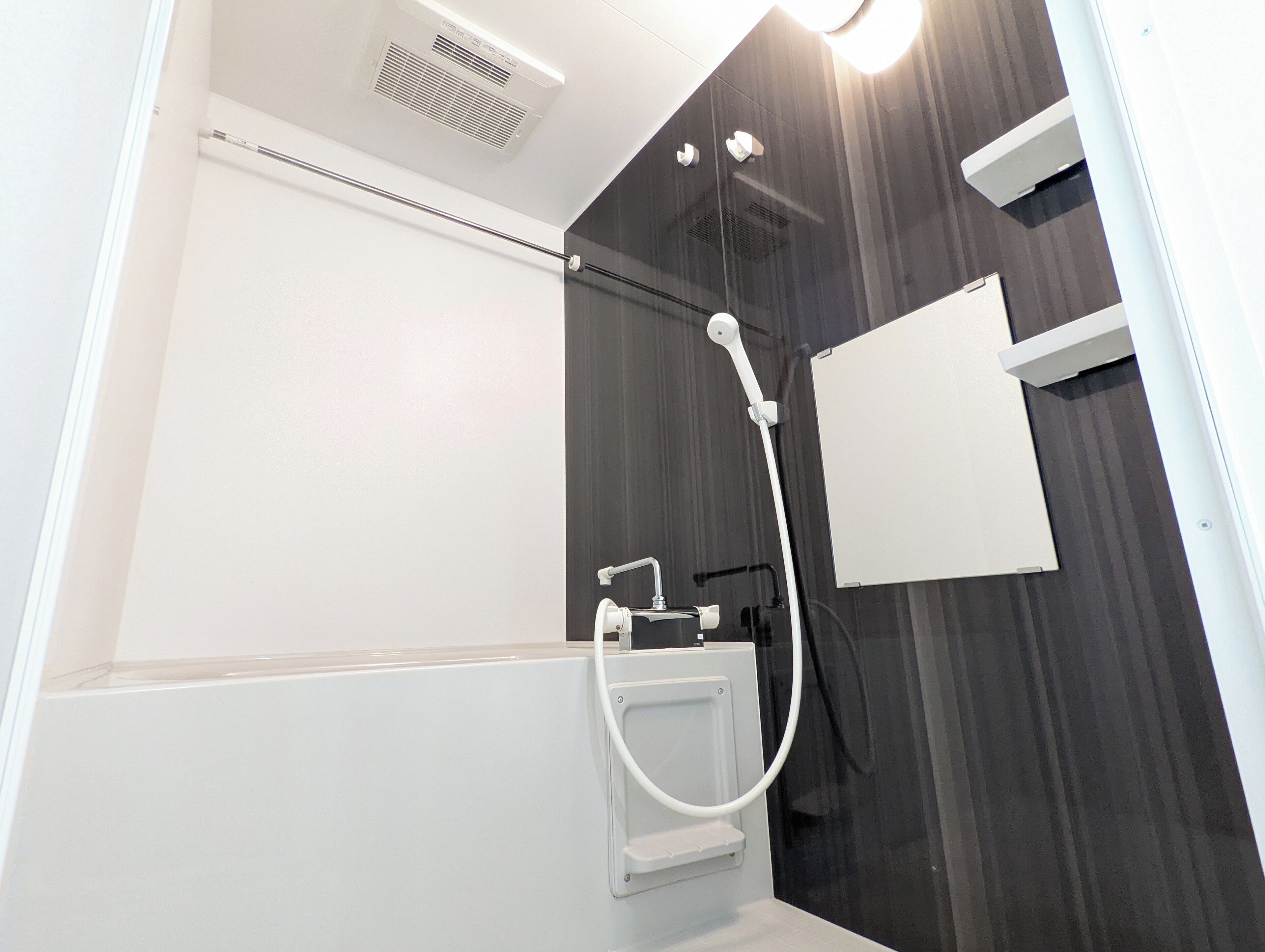 Une salle de bain moderne équipée d’une douche, de toilettes et d’un lavabo.