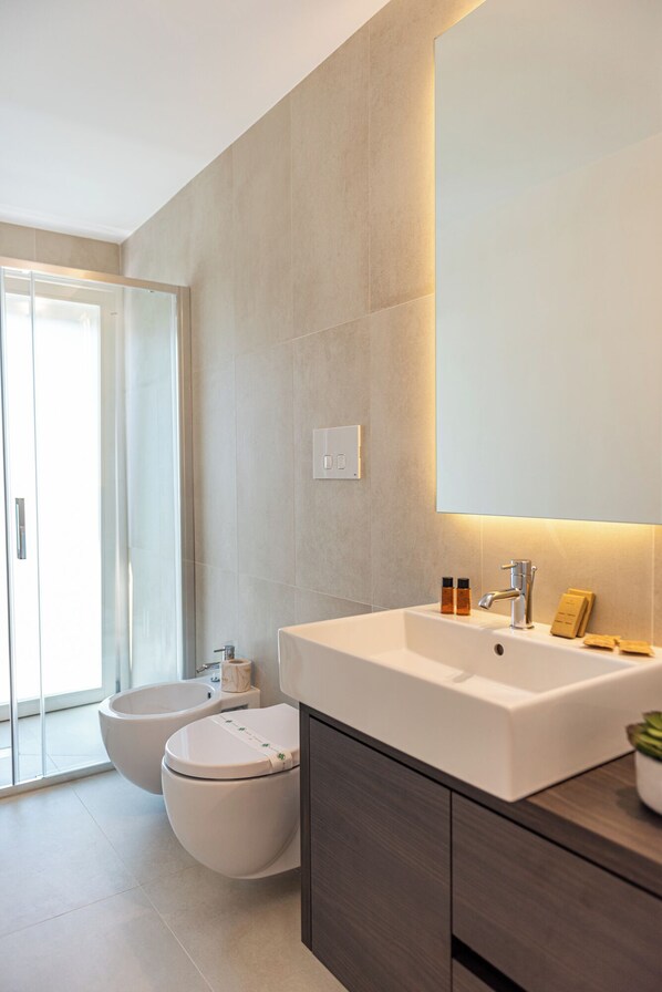Dusche, Haartrockner, Bidet, Handtücher
