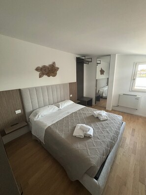 2 bedrooms, iron/ironing board, WiFi, bed sheets - Luxury Home: Elegant Waterfront Apartment in Bari (Bari)