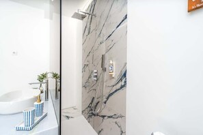 Shower, hair dryer, towels, shampoo
