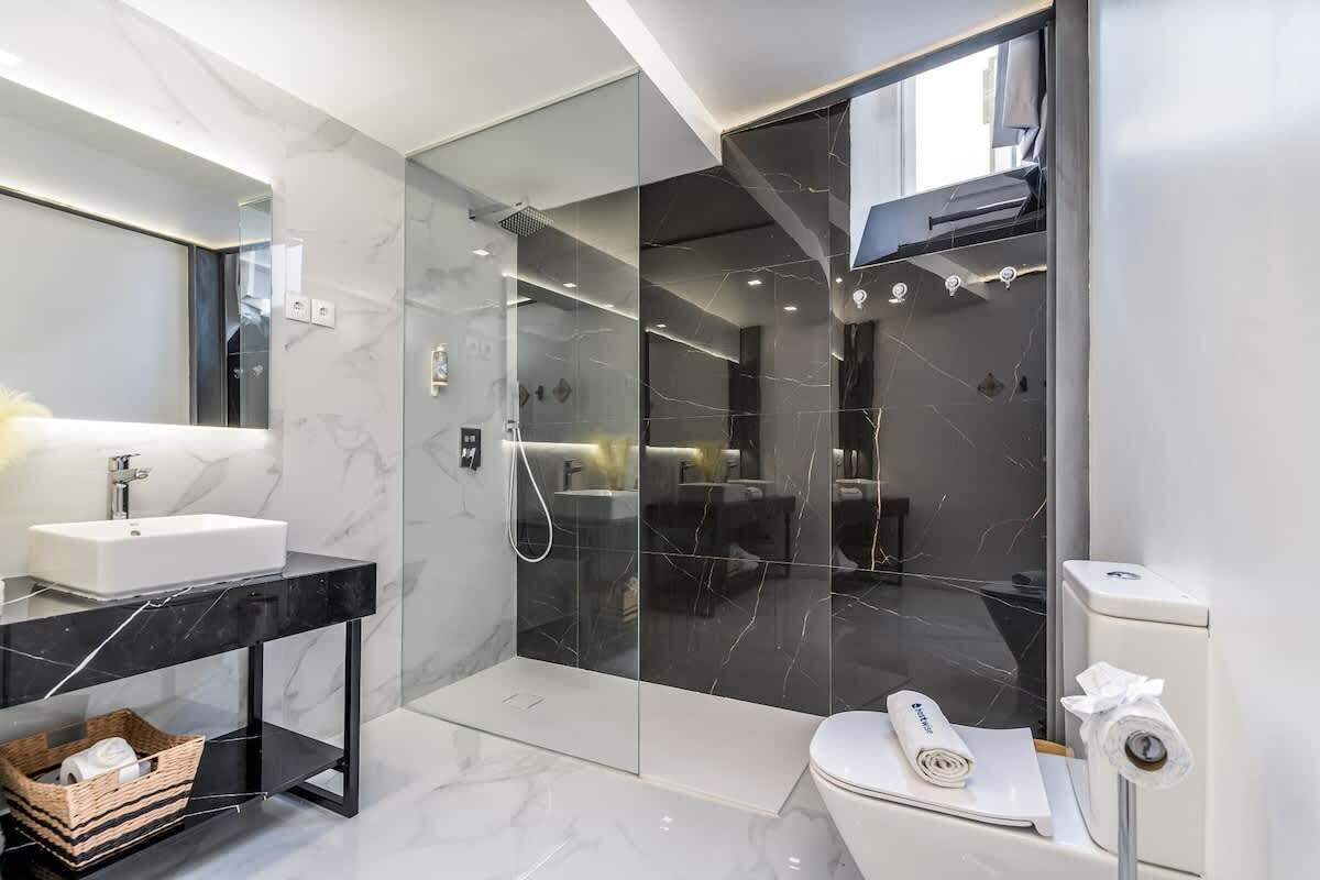 Shower, hair dryer, towels, shampoo